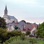 La ville ancienne de Sainte Maure est bâtie sur une butte. L'église domine la cité, elle a été construite en 1865 dans le style néo-gothique si apprécié au XIXe siècle.... Heureusement elle a gardé sa belle crypte romane aux chapiteaux très archaïques (IX